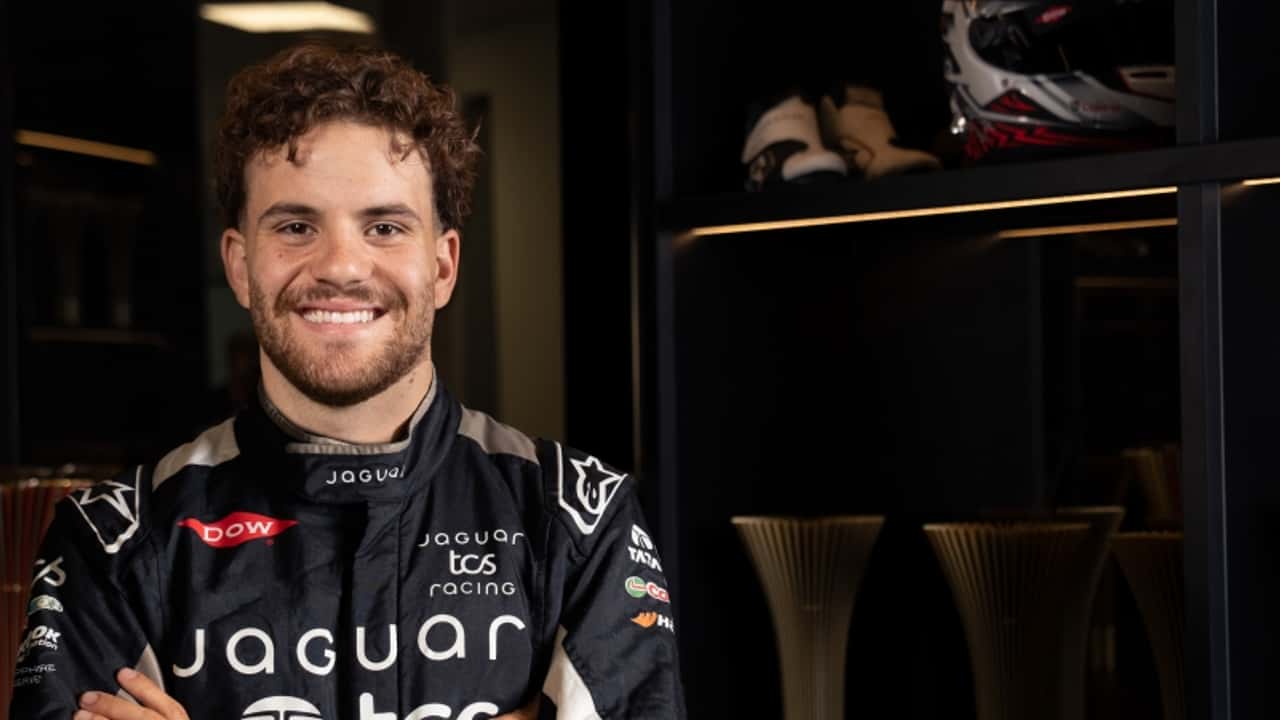 La nuova monoposto Jaguar debutta a Goodwood con Barrichello