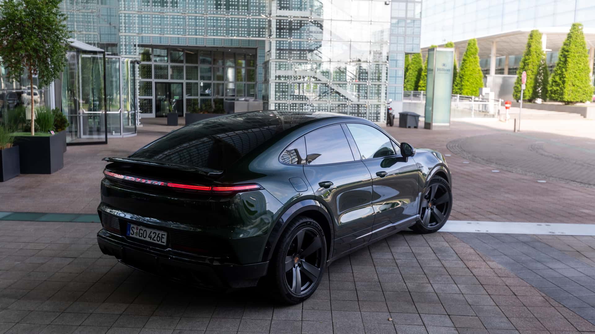 https://cdn.motor1.com/images/mgl/9m8Vqv/s1/2026-porsche-cayenne-s-coupe-electric.jpg