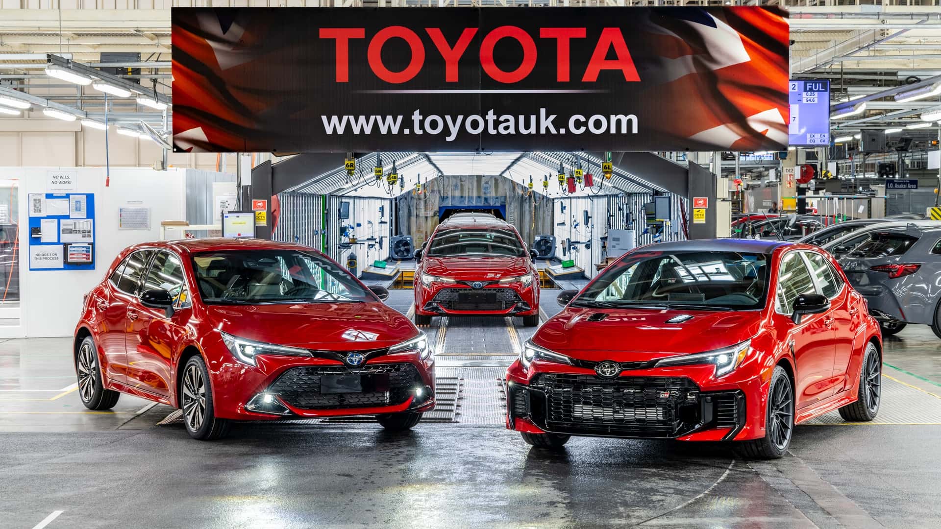 https://cdn.motor1.com/images/mgl/9m8Xvb/s1/toyota-gr-corolla-uk-plant-tour.jpg
