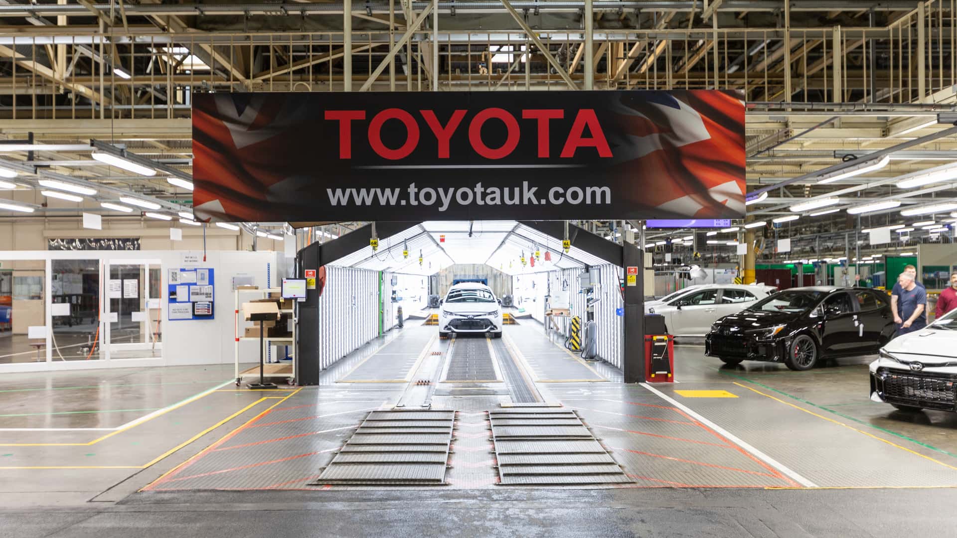 https://cdn.motor1.com/images/mgl/9m8Xx0/s1/toyota-uk-production.jpg