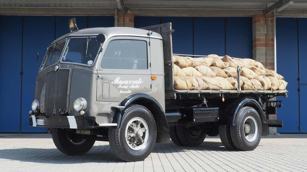 il-camion-di-riso-amaro-torna-a-vercelli-icona-in-mostra