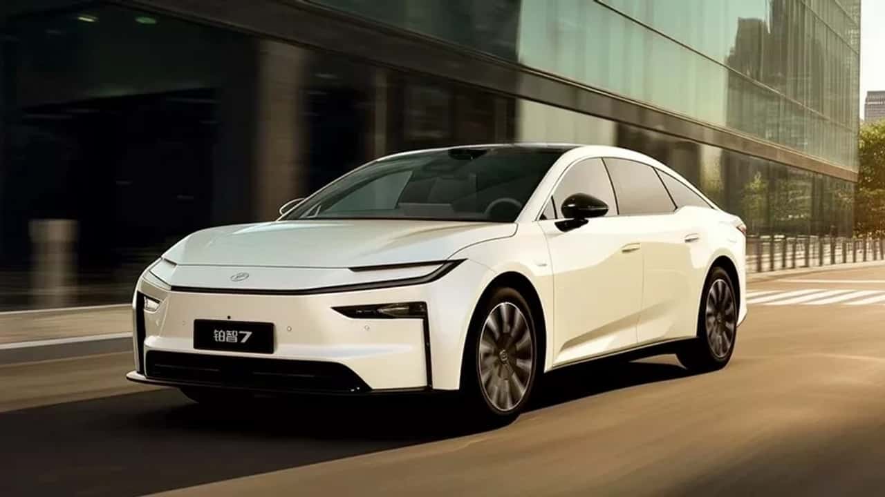 Toyota aprovecha el adiós del Tesla Model S con una berlina barata