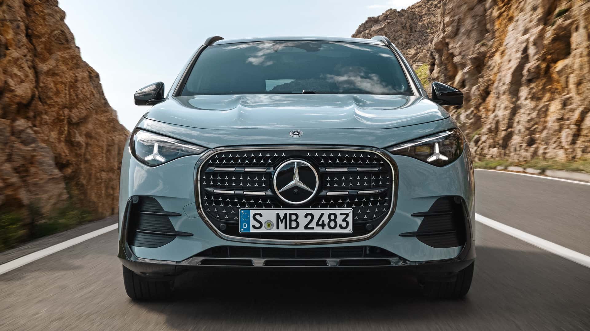 Новый Mercedes-Benz GLA в движении спереди