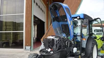 Né le pendenze né gli attrezzi combinati fermano il New Holland T4.110F SuperSteer: potenza, idraulica generosa e BlueCab 4 per i trattamenti