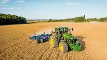 Nuovi trattori John Deere 8R, 8RT e 8RX: comfort evoluto, più efficienza e tecnologie smart per aziende agricole. in crescita