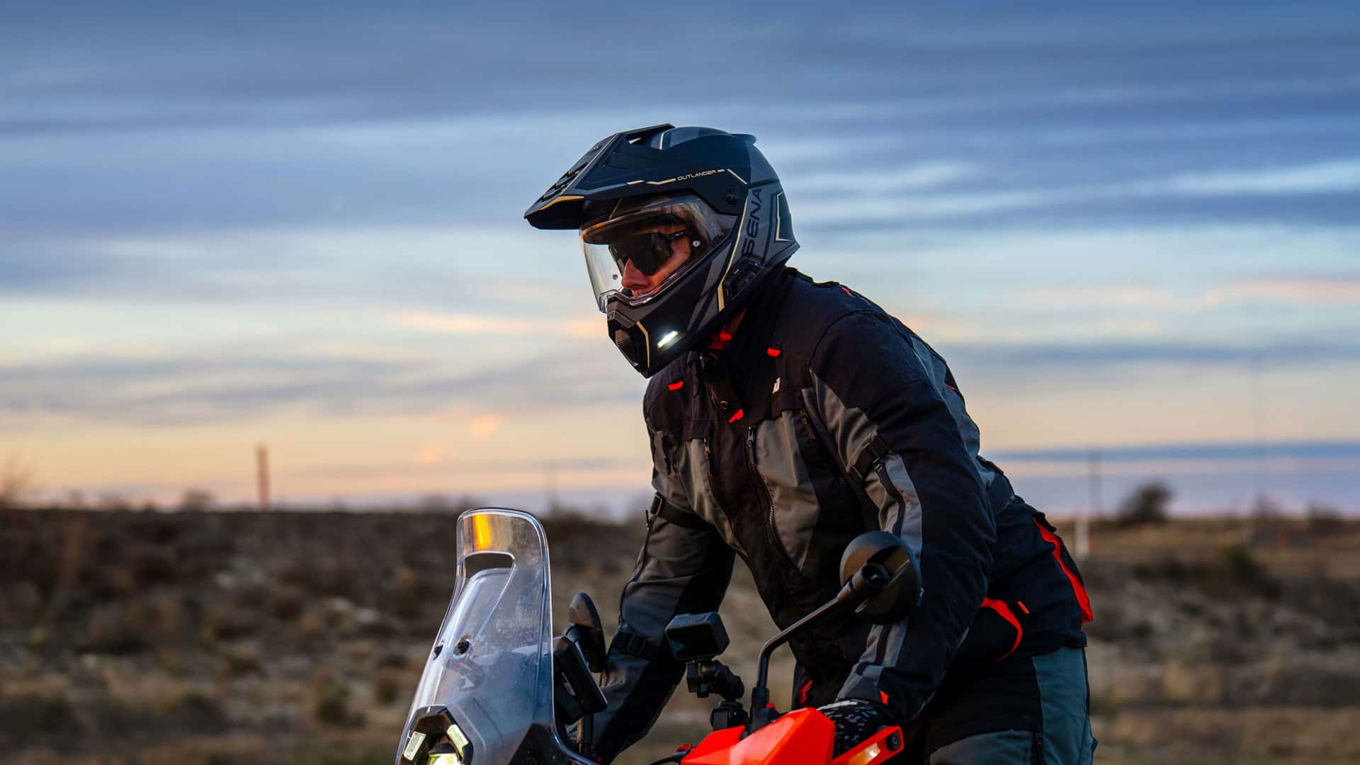 Sena propose un nouveau casque de moto tout-terrain. Il est équipé d'un système de communication intégré (Source : Sena)