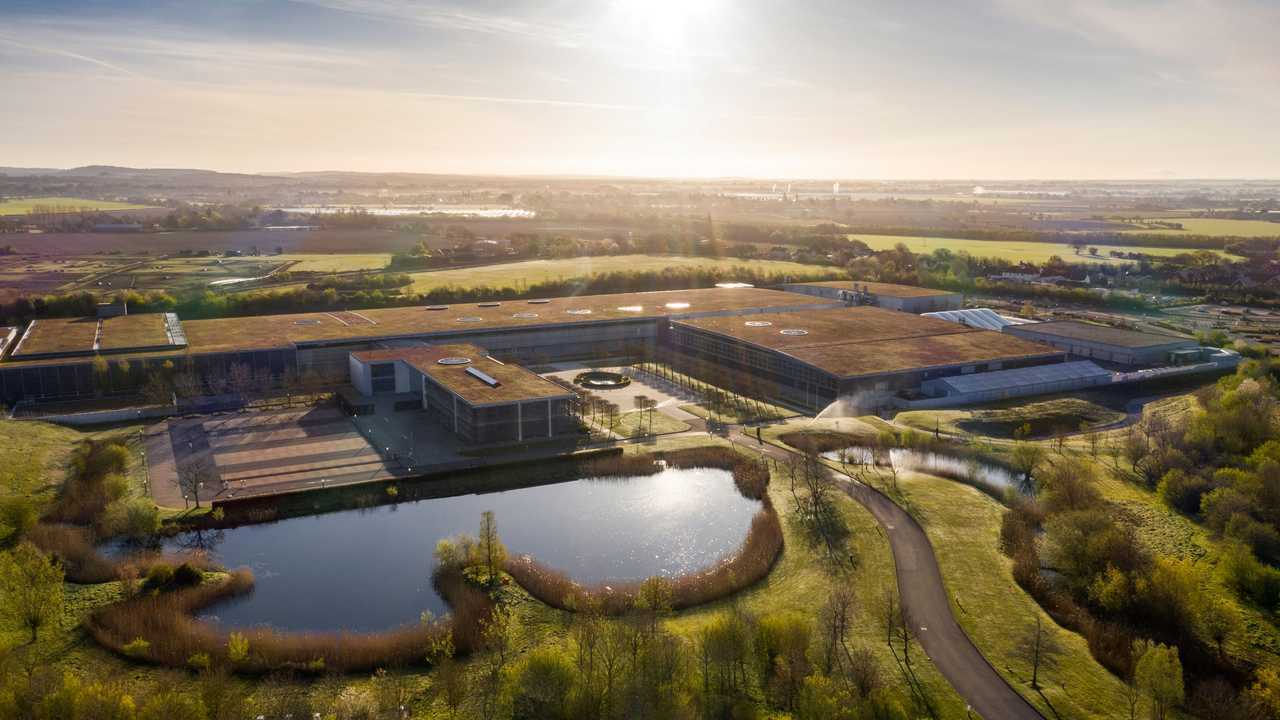 Lo stabilimento Rolls-Royce di Goodwood, vista aerea con lago di raccolta pioggia