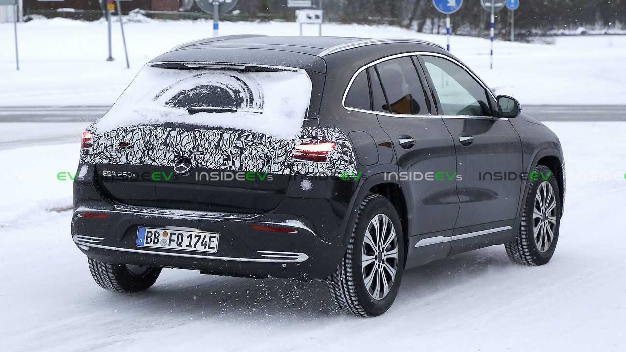 Mercedes EQA, le nuove foto spia del restyling