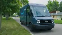 Vista esterna anteriore a tre quarti del veicolo per le consegne Amazon Electric Delivery