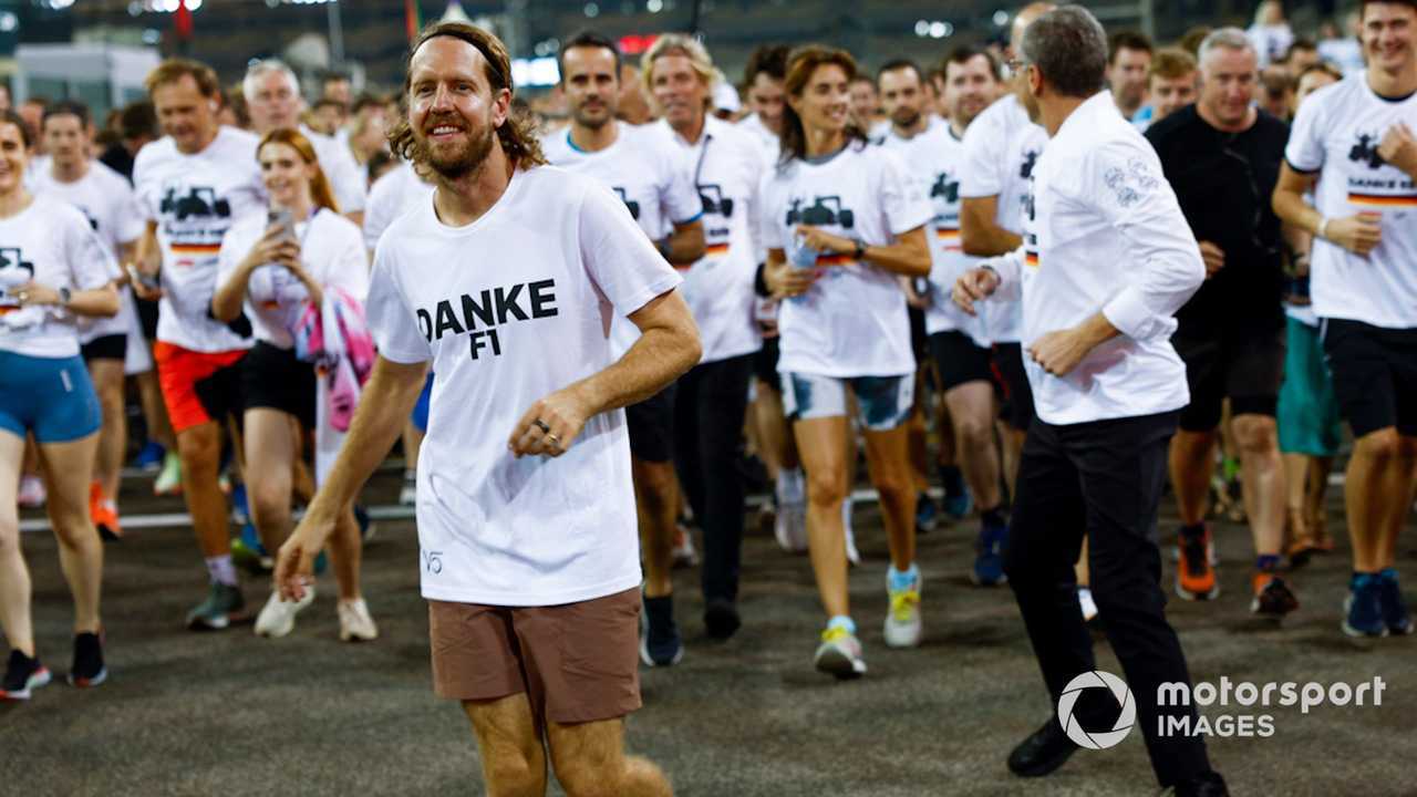 Sebastian Vettel jogs at Abu Dhabi GP 2022