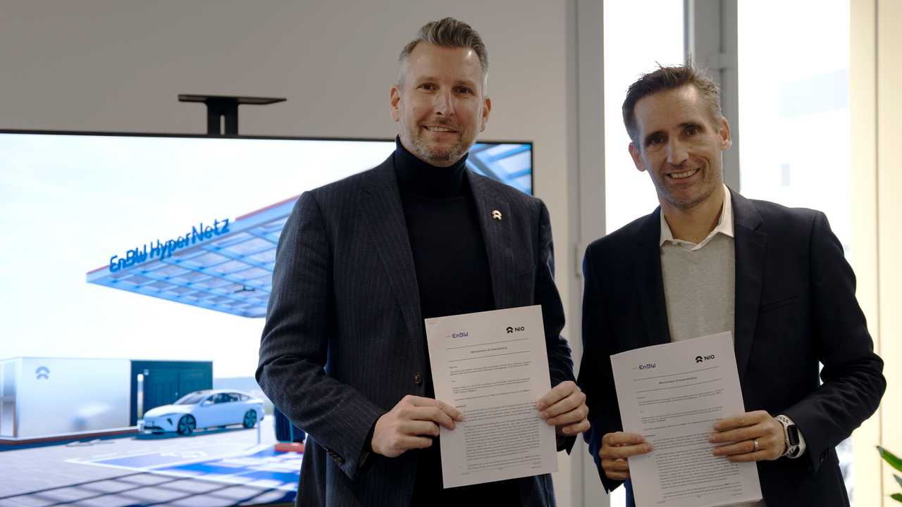 Nio-Deutschland-Chef Ralf Kranz (links) und EnBW-Manager Sillober nach Vereinbarung der Kooperation