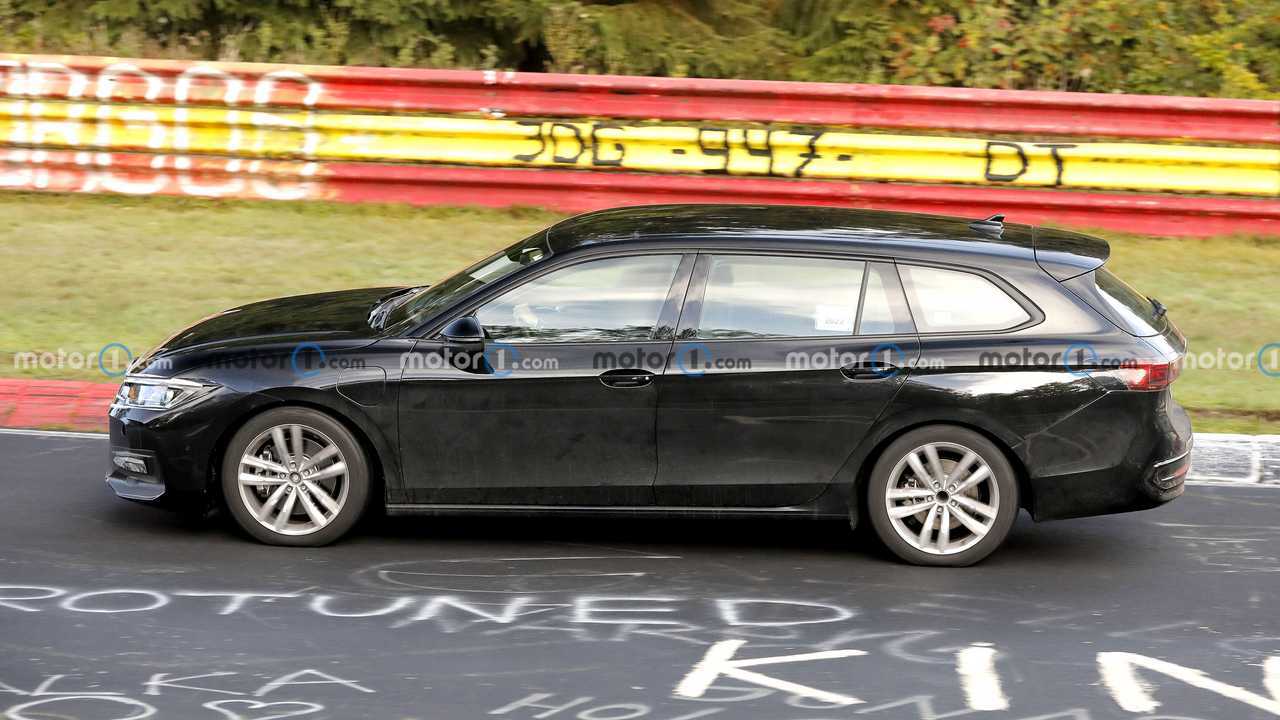 Nuova Volkswagen Passat Variant PHEV, le foto spia al Nurburgring