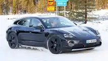 Porsche Taycan restyling, le foto spia delle diverse varianti