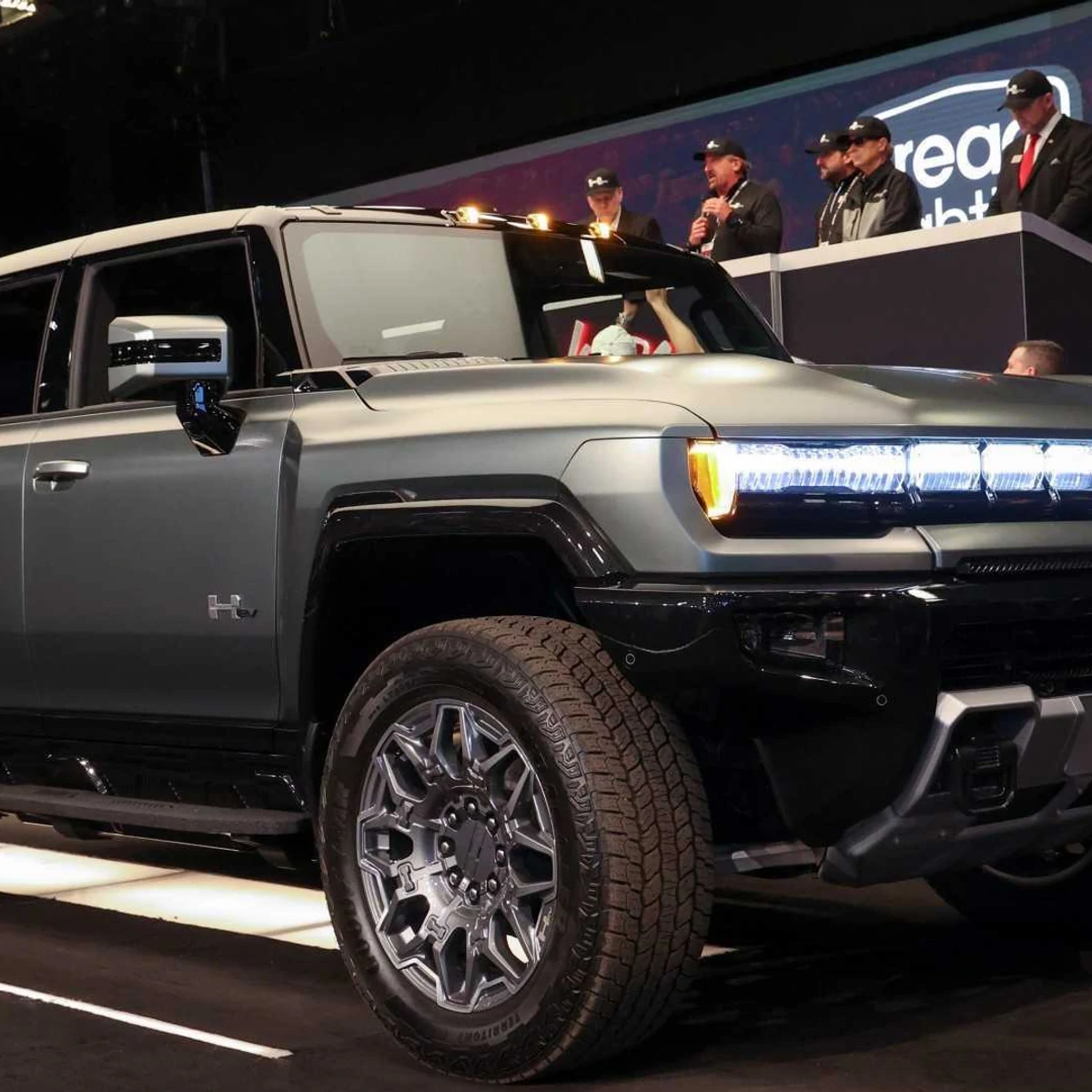 GMC Hummer SUV: início de produção e 1ª unidade leiloada por US
