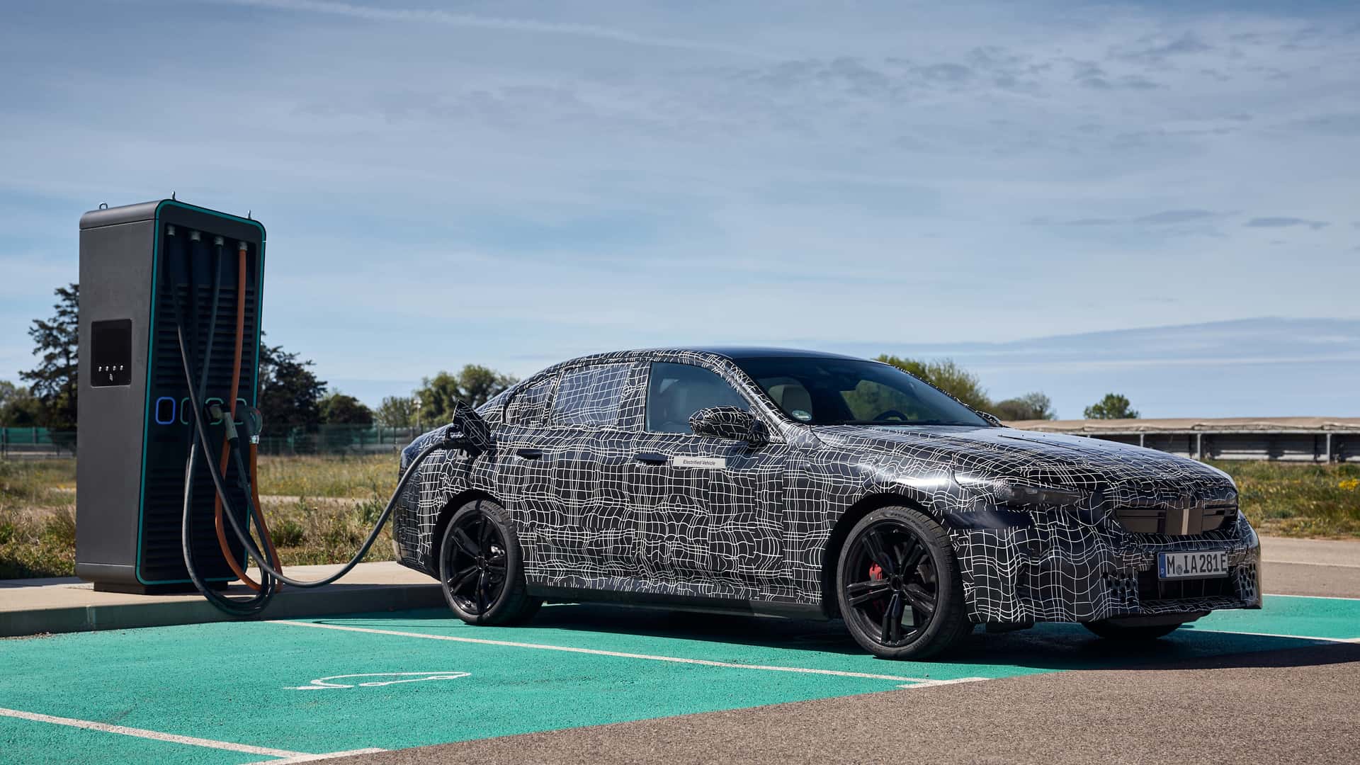 https://cdn.motor1.com/images/mgl/9mNBEm/s1/2024-bmw-i5-m60.jpg
