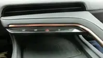 Zeekr 001 (2024): Die Mittelkonsole mit feinen Nähten und Feedback-Touch-Tasten für verschiedene Funktionen (ganz rechts: das Handschuhfach) 