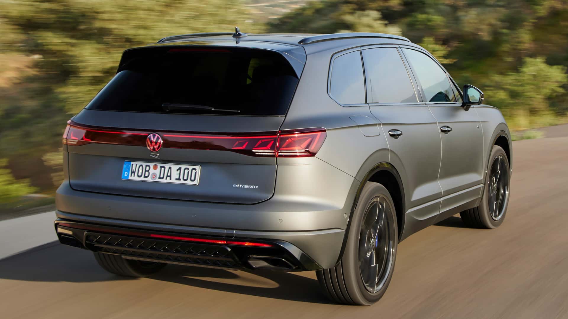https://cdn.motor1.com/images/mgl/9mNWep/s1/volkswagen-touareg-r-2023.jpg
