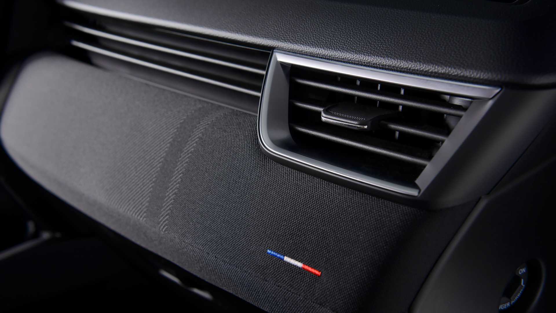 https://cdn.motor1.com/images/mgl/9mNZzm/s1/renault-clio-facelift-2023.jpg