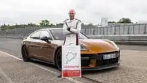 Il modello ibrido Porsche Panamera Turbo V-8 stabilisce un record al Nürburgring