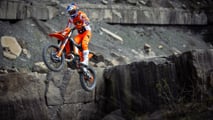 590297_MY25_KTM_300_EXC_XC-W_HARDENDURO_01_ACTION_EXC HARDENDURO