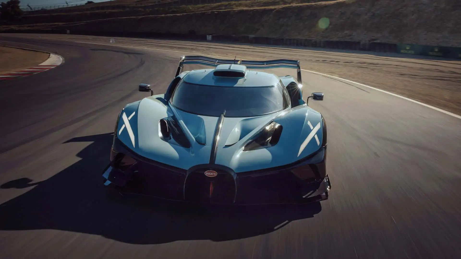 https://cdn.motor1.com/images/mgl/9mQqBm/s1/bugatti-bolide-100-year-anniversary-edition-in-laguna-seca.webp