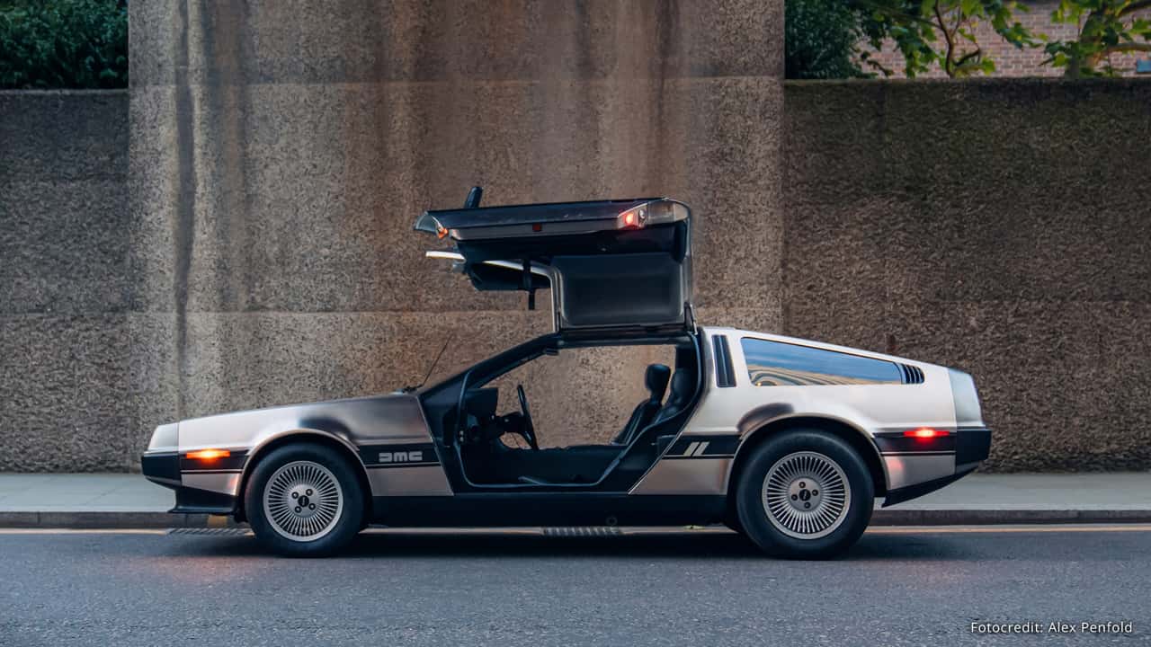 Electrogenic DeLorean DMC-12 (Seitenansicht mit geöffneten Flügeltüren)