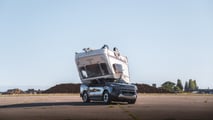 Toyota 重現經典 Top Gear 挑戰，將貨車砸向電動 Hilux