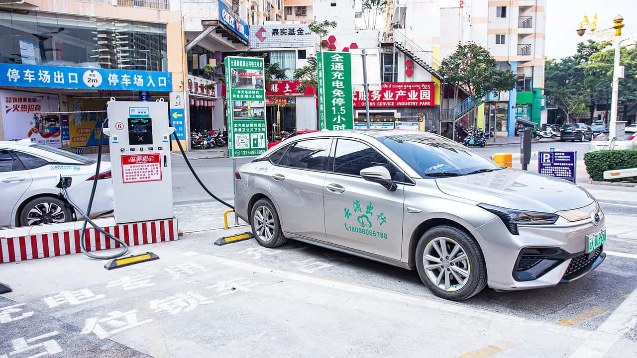 Elétricos chineses vão perder vantagem? China começará a taxar baterias