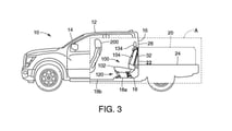 Nissan Frontier 可能會搭載「中央門」設計,專利曝光