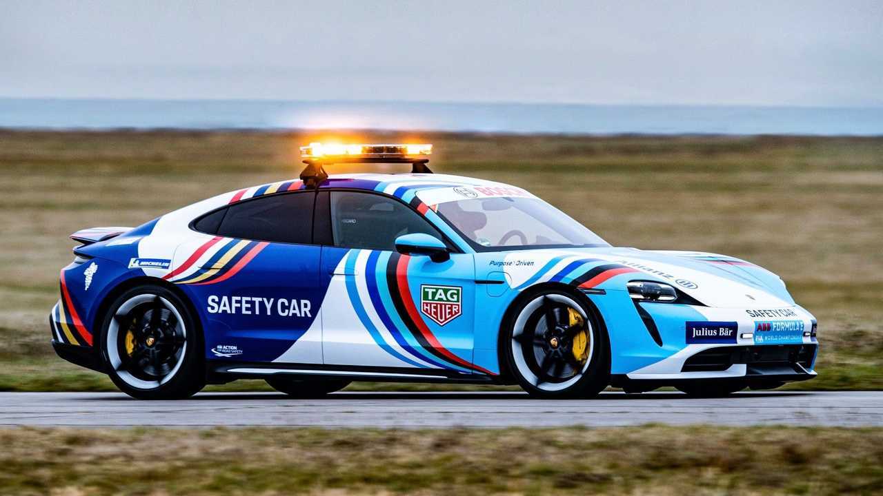 Carro de segurança Porsche Taycan Turbo S 2022 Formula E na pista