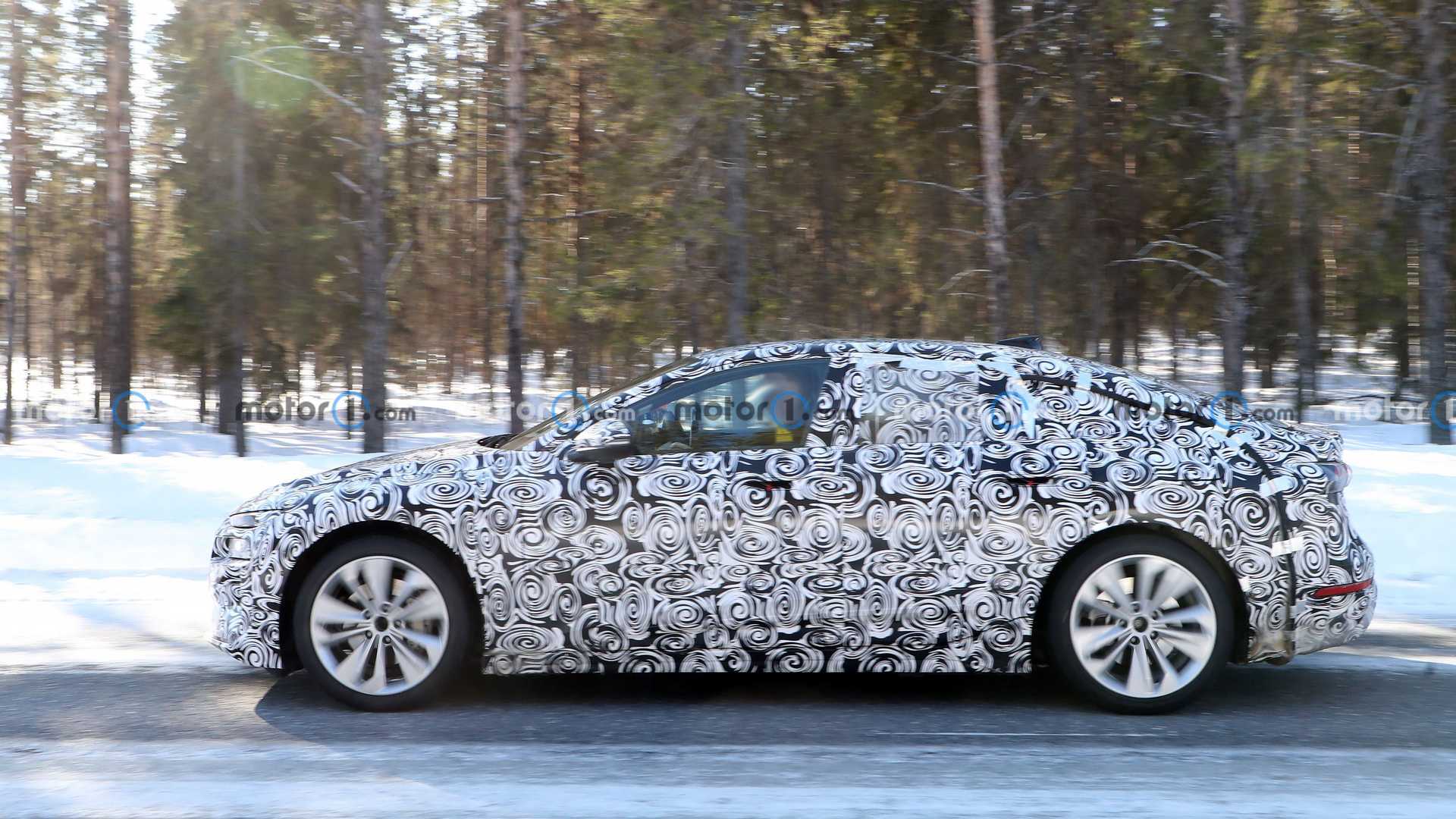 audi-a6-e-tron-side-view-spy-photo.jpg
