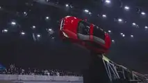 La Jaguar E-Pace impegnata nel salto in lungo avvitato
