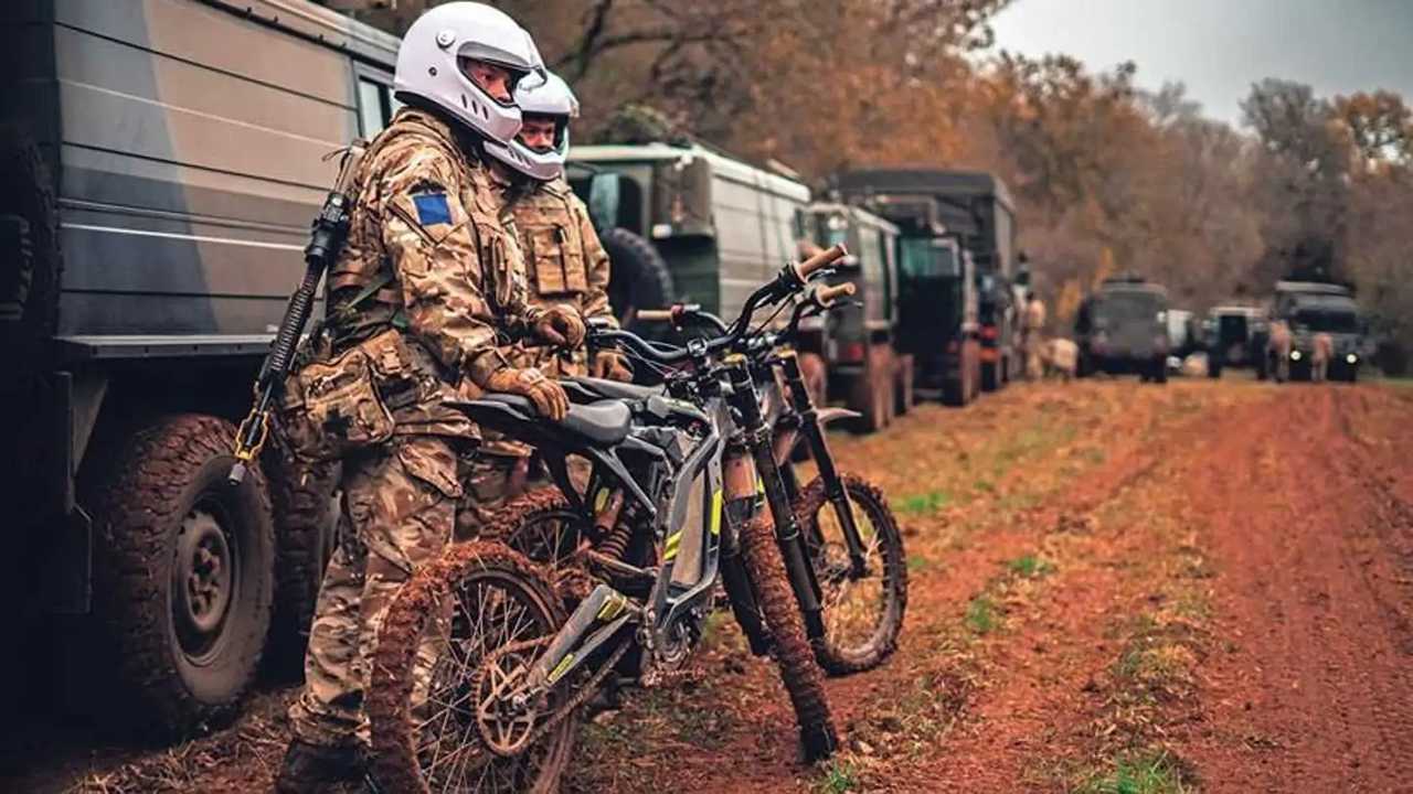 La motocicletta elettrica Sur Ron in dotazione ai paracadutisti britannici