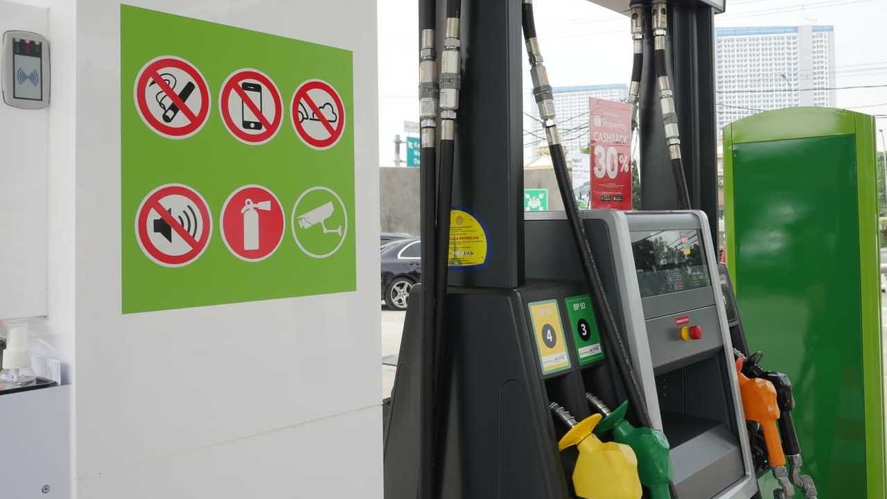 Salah satu dispenser bahan bakar di SPBU bp Lingkar Luar Barat - Tampak samping