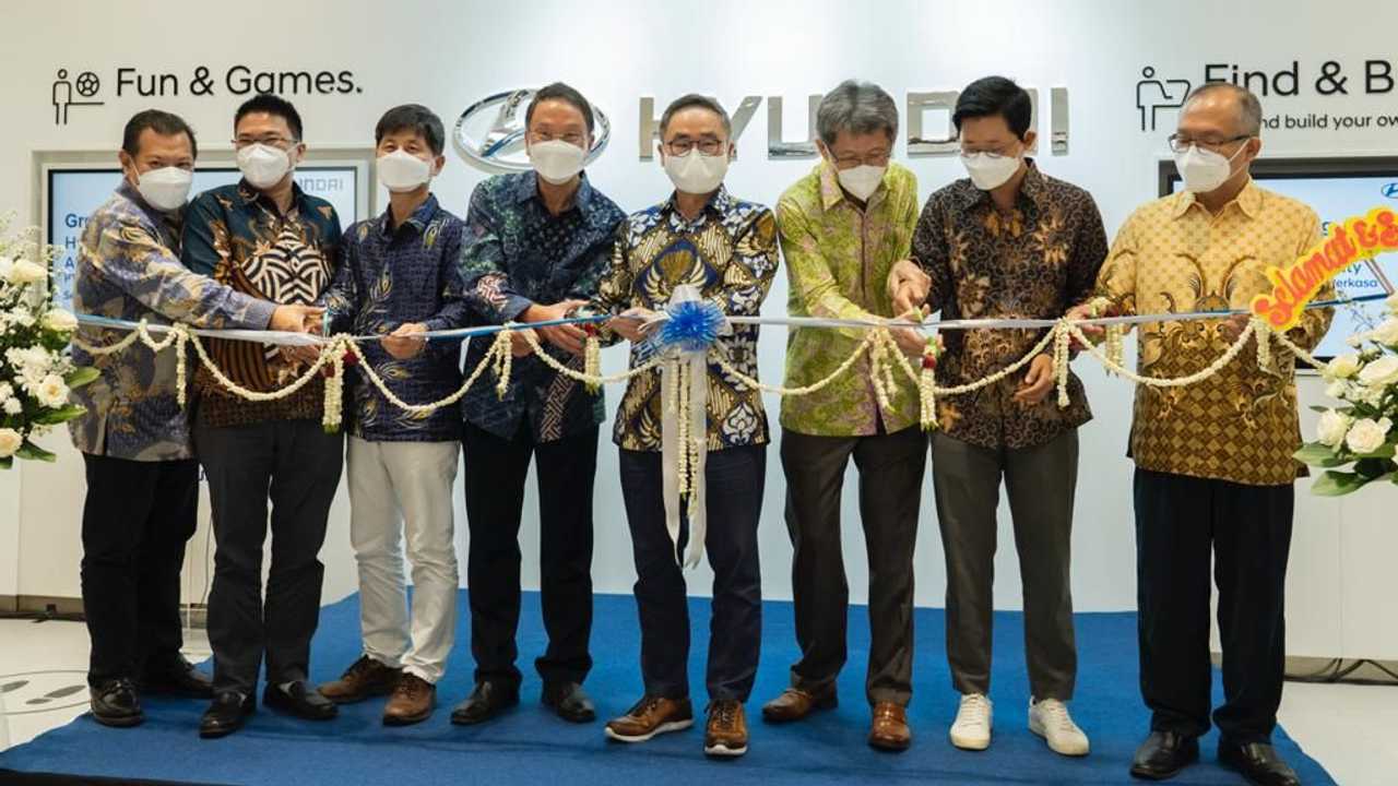 Pekan lalu, PT Hyundai Motors Indonesia (HMID) bersama mitra strategisnya meresmikan lima showroom yakni, Hyundai City Store Supermall Karawaci, Hyundai City Store AEON Mall Sentul City, Hyundai City Store AEON Mall Jakarta.