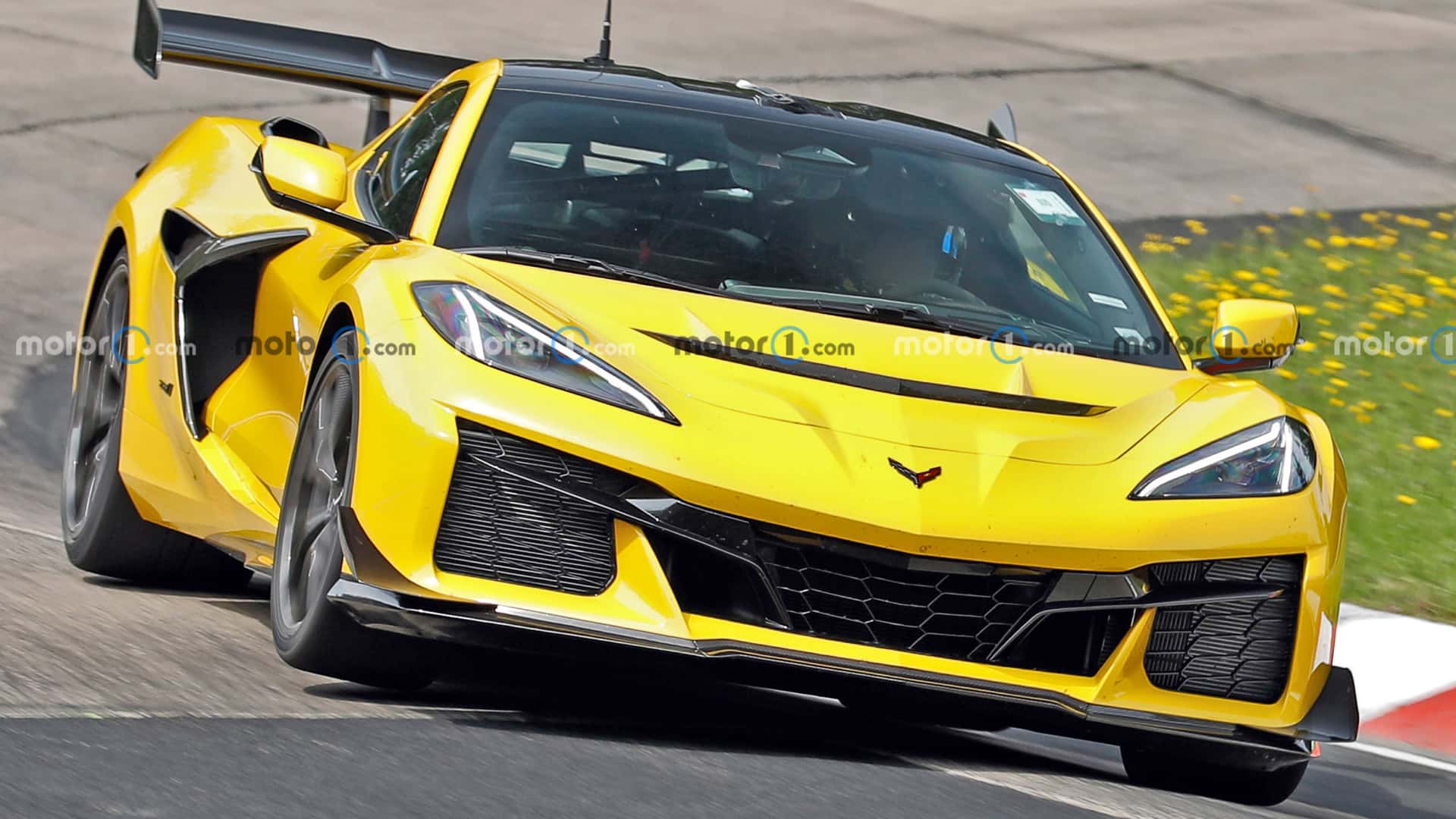 https://cdn.motor1.com/images/mgl/9me7EG/s1/2026-chevrolet-c8-corvette-zora-spy-shots-undisguised-exterior-33.jpg