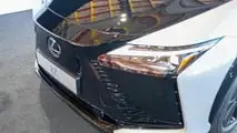 Lexus RZ 550e 2025 vista dal vivo