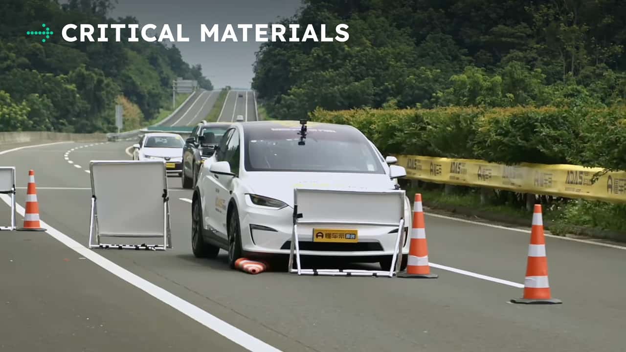 Tesla načrtuje cenovno ugodnejše električne avtomobile sredi padajoče prodaje in dobička