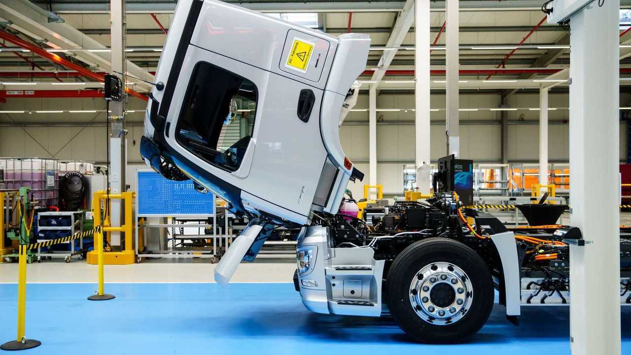 la-fabbrica-di-camion-mercedes-di-worth (15)