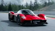 L'Aston Martin Valkyrie Supernova rouge sur la piste