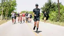 Le coureur d'ultra-marathon Robbie Balenger bat la Tesla Model 3