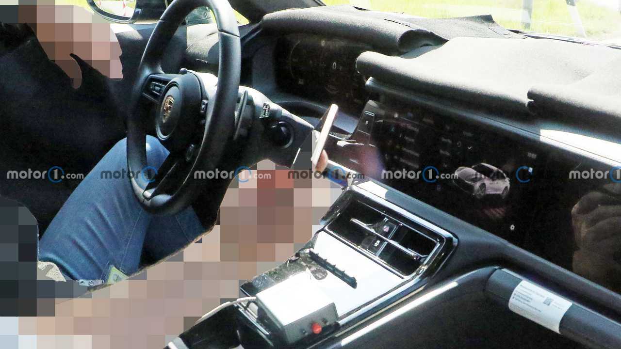 Porsche Panamera 2023, le foto spia dell'abitacolo