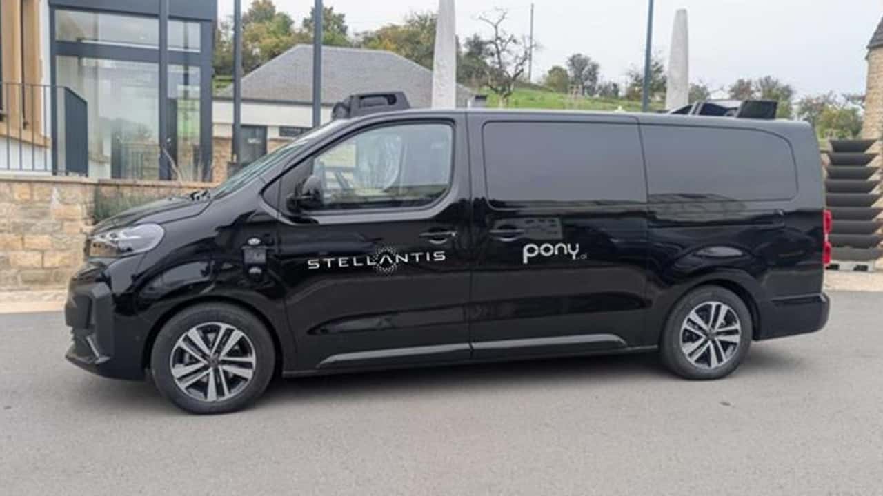 Stellantis e Pony.ai portano i robotaxi elettrici in Europa