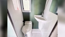 Autocaravana BYD con dos pisos y terraza en la azotea
