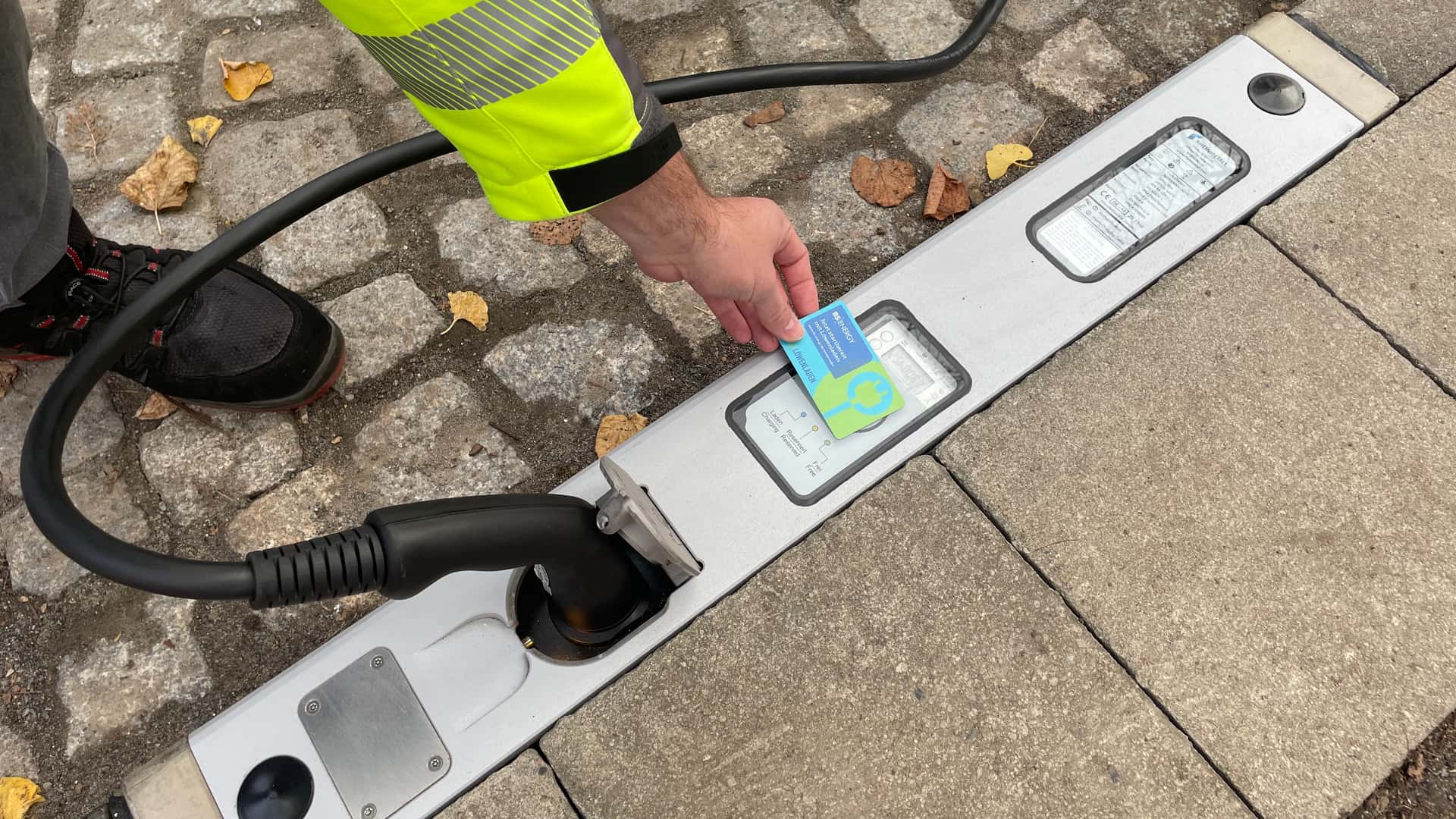 Laden-ber-Steckdosen-im-Bordstein-wird-in-Braunschweig-getestet