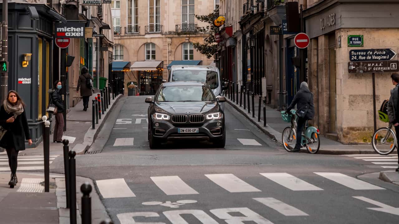 Si vous avez un SUV à Paris, le stationnement vous coûtera 18 euros par heure