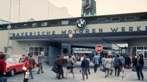 Schichtwechsel im BMW-Werk München-Milbertshofen (zwischen 1965 und 1970)