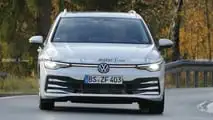 Foto spia del lifting facciale della Volkswagen Golf Variant 2024