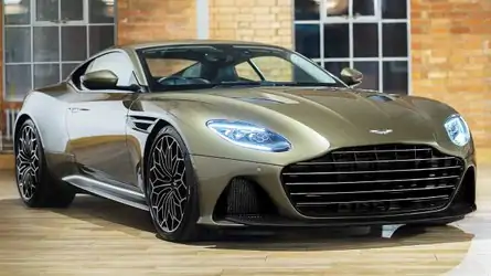 Aston Martin DBS Superleggera On Her Majesty's Secret Service Aston Martin DBS Superleggera Im Geheimdienst Ihrer Majestät