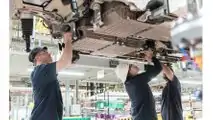 BMW X5 xDrive45e production - Battery installation